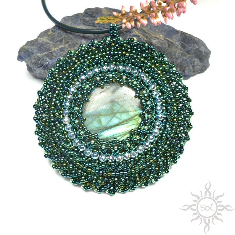 VANANTARA pendentif mandala en filigrane brodé elfique vert avec labradorite ronde perlage unique fée des bois OOAK image 2