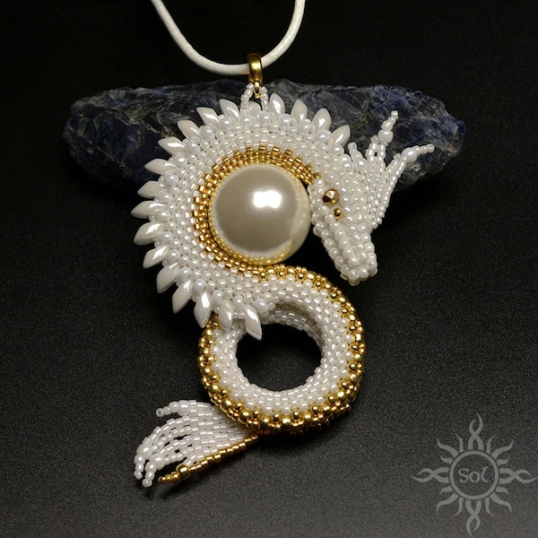 INAVAS - pendentif dragon en or blanc avec graines de toho et miyuki et perle de coquillage du sud; cadeau unique, original, fantaisie