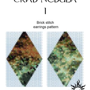 Peut inclure: Une paire de boucles d'oreilles en point de brique avec un motif vert, marron et blanc inspiré de la nébuleuse du Crabe. Les boucles d'oreilles sont en forme de diamant et ont un fond blanc.