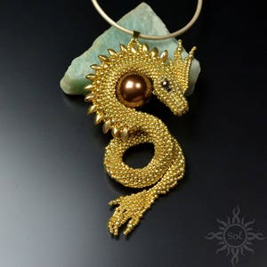 PRIYTHAS - goldener Drachenanhänger mit Toho- und Miyukisamen und runder Muschelperle; einzigartiges Geschenk, Original, handgemachter Schmuck, Fantasie