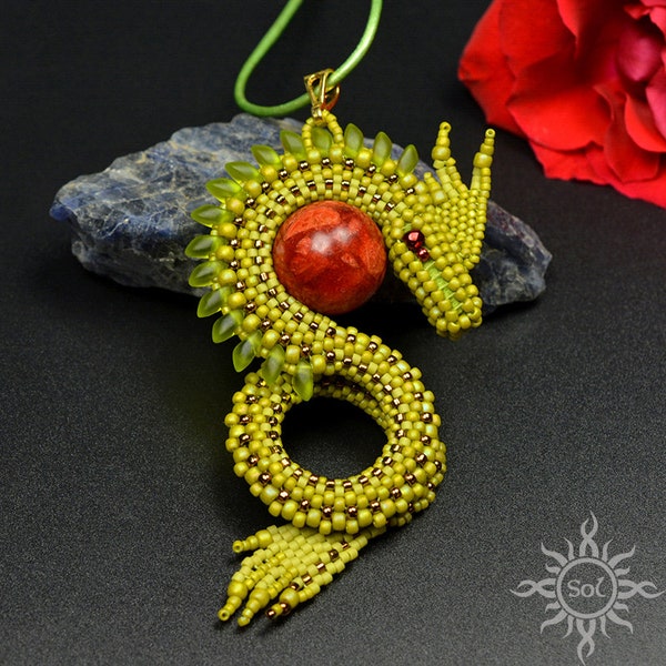 EDIRINTH - pendentif dragon vert olive avec graines de toho et miyuki et corail rouge; fantaisie, été, printemps, bois, forêt, fait main