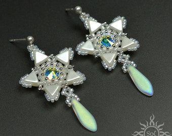 CRYSTAL AB STARS: aretes de copo de nieve de plata con perlas blancas tejidas con cuentas en postes de plata de ley; invierno, boda