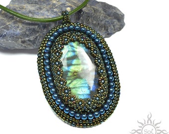 MORI - pendentif brodé elfique bleu vert avec labradorite et hématite; perlage; unique; élégant; fabriqué à la main; OOAK ; des bois; forêt