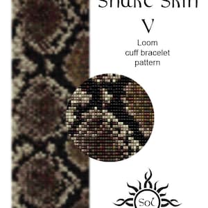 Pode incluir: Um padrão digital para uma pulseira de tear com um design de pele de cobra. O padrão apresenta uma representação detalhada e pixelizada de pele de cobra em tons de castanho, preto e creme. O texto "Snake Skin V" e "Loom cuff bracelet pattern" também estão incluídos.