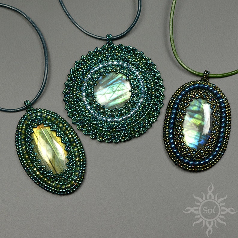 VANANTARA pendentif mandala en filigrane brodé elfique vert avec labradorite ronde perlage unique fée des bois OOAK image 5