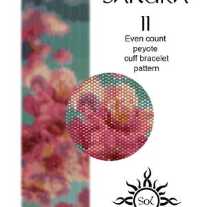 Op de afbeelding: Een digitaal patroon voor een peyote manchetarmband met even telling. Het ontwerp heeft een bloemenpatroon in tinten roze, rood en blauwgroen. Het woord "SAKURA" staat bovenaan, met "II" eronder. De tekst "Even count peyote cuff bracelet pattern" is ook opgenomen.