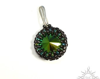 YASHIL - pendentif tissé de perles vert noir avec graines de toho et cristal Swarovski sur fermoir en argent sterling; élégant, classique