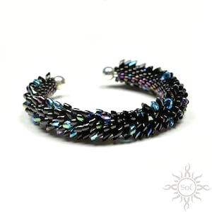DERVEN II - Manschettenarmband mit Drachenschuppen in Schwarz-Blau-Lila mit Toho- und Miyuki-Samen; einzigartiges Geschenk, Fantasie