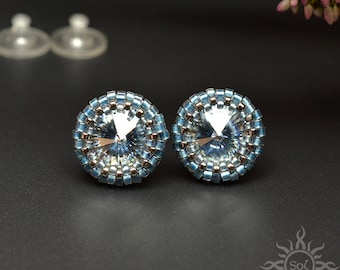 BLUE SHADE III: aretes de plata azul pálido tejidos con semillas de toho y cristales de Swarovski; hecho a mano, invierno