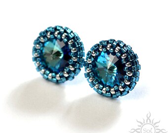 BERMUDA BLUE - pendientes de plata azul con cuentas tejidas, semillas Miyuki y cristales Swarovski en postes de plata esterlina; joyería única hecha a mano