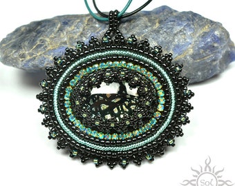 NATHAIR - pendentif bleu vert noir brodé avec verre dichroïque sur lanières de cuir; Fait main; sombre; mandalas ; gothique, halloween, OOAK