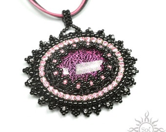 SHEN - pendentif médaillon en argent rose noir brodé avec verre dichroïque; Fait main; sombre; mandalas ; gothique, halloween, OOAK, unique