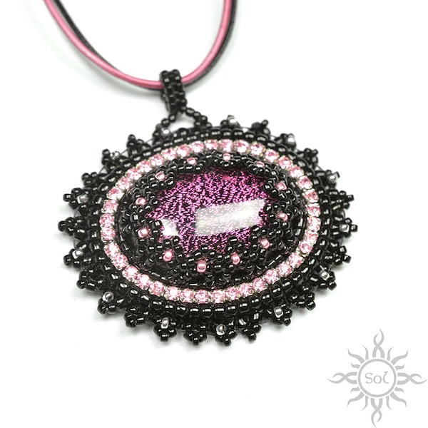 SHEN - pendentif médaillon en argent rose noir brodé avec verre dichroïque; Fait main; sombre; mandalas ; gothique, halloween, OOAK, unique