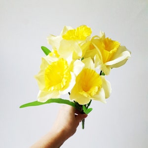 Gelber Narzissenbusch mit grünen Blättern, künstliche Frühlingsblumen, Kunstseiden-Narzissen, Blumenhaarschmuck