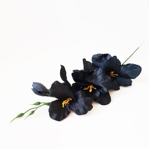 Impressive black silk gladiolus branch ideal for decorating your home, party or for your handicrafts. These dark color artificial flowers are amazing!!!

This listing is for 1 black gladiola branch.

Branch is 54cm- 22" height.