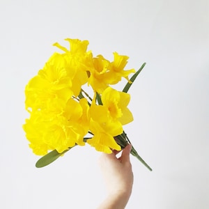 21 Köpfe Gelber Narzissenbusch mit grünen Blättern, künstliche Frühlingsblumen, Seidennarzisse, Haarschmuck, Lieferungen Gefälschte Blumenstängel