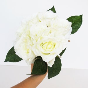 OFFERTA EXTRA -20% Bouquet di rose di seta bianche Fiori di seta artificiali Bouquet di 7 fiori Foglie verdi Fiori Decorazione per feste in casa
