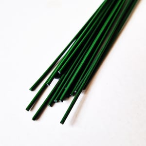 30 bardzo mocnych drucianych łodyg - 1,4 mm 0,055 cala Bardzo mocne, 40,5 cm 16 cali długości Sztuczne jedwabne łodygi kwiatów Cięte w metalu Dekoracyjne kwiaty