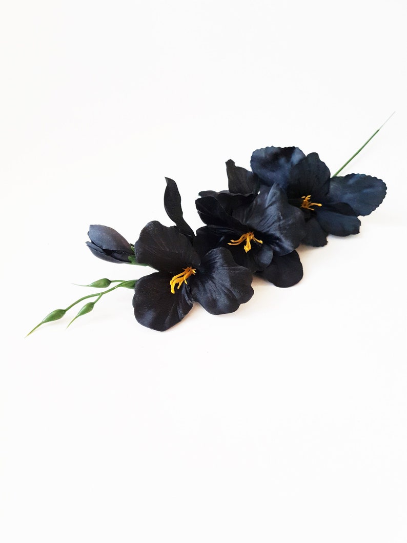 Impressive black silk gladiolus branch ideal for decorating your home, party or for your handicrafts. These dark color artificial flowers are amazing!!!

This listing is for 1 black gladiola branch.

Branch is 54cm- 22" height.