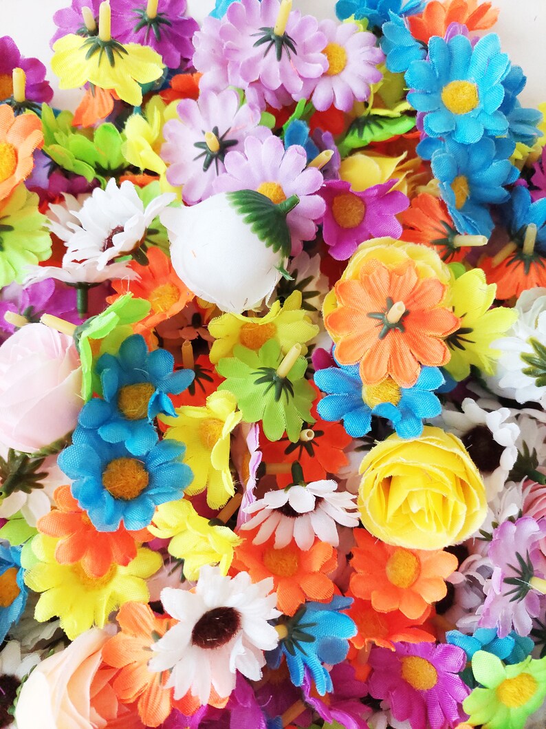 ADERTOS 100 teste di fiori artificiali, margherite artificiali, mini fiori di seta, multicolore, piccole teste di fiori finti per fai da te, ghirlande, matrimoni, artigianato, feste, decorazione da