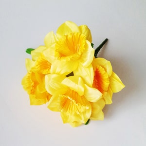 Dunkelgelber Narzissenstrauch mit Grünen Blättern, Künstliche Frühlingsblumen, Kunstseiden-Narzissen, Blumenhaarschmuck