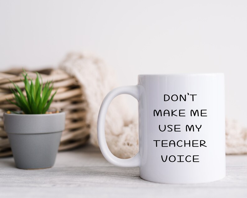 Puede incluir: Taza de cer&aacute;mica blanca con texto negro que dice "No me hagas usar mi voz de maestro".
