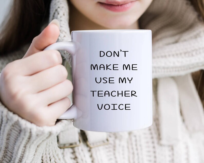 Puede incluir: Taza de cer&aacute;mica blanca con texto negro que dice "No me hagas usar mi voz de maestro".