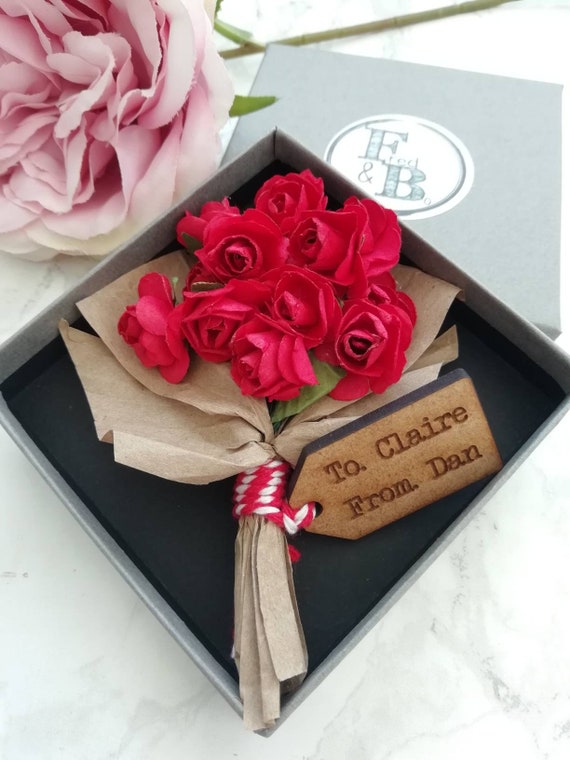 Caballero amable subtítulo exégesis Ramo en una caja 12 rosas rojas papel en miniatura rosa - Etsy México