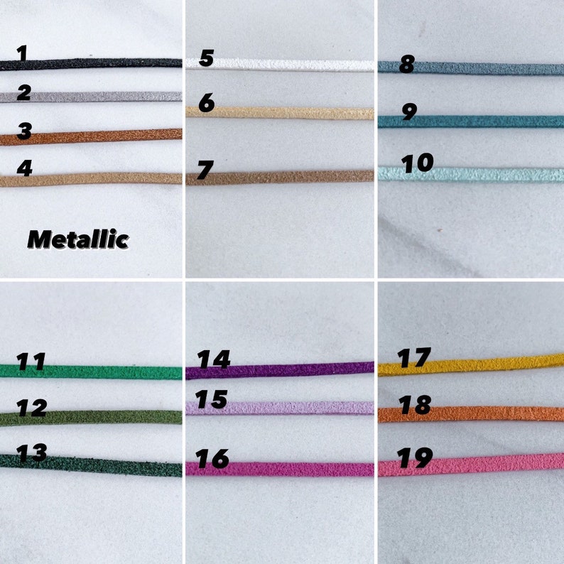 K&ouml;nnte beinhalten: Eine Sammlung von neunzehn metallischen Kordeln in verschiedenen Farben, darunter Schwarz, Silber, Bronze, Gold, T&uuml;rkis und Lila. Das Wort "Metallic" ist in Schwarz gedruckt. Diese Kordeln eignen sich f&uuml;r die Schmuckherstellung und Bastelarbeiten.