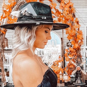 Barra per cappello personalizzata nera + oro - Tutti gli accessori inclusi nel cappello - Accessorio per festival