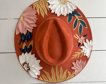 Floral Rancher Hut: Boho Wüstenhut mit breiter Krempe und dicker Farbe