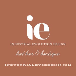 以下が含まれることがあります： 「Industrial Evolution Design」という帽子バーとブティックのロゴです。ロゴは白い「ie」で、「i」の上に円があります。「Industrial Evolution Design」というテキストはロゴの下にあり、「hat bar & boutique」というテキストはその下にあります。「INDUSTRIALEVODESIGN.COM」というテキストはロゴの一番下にあります。
