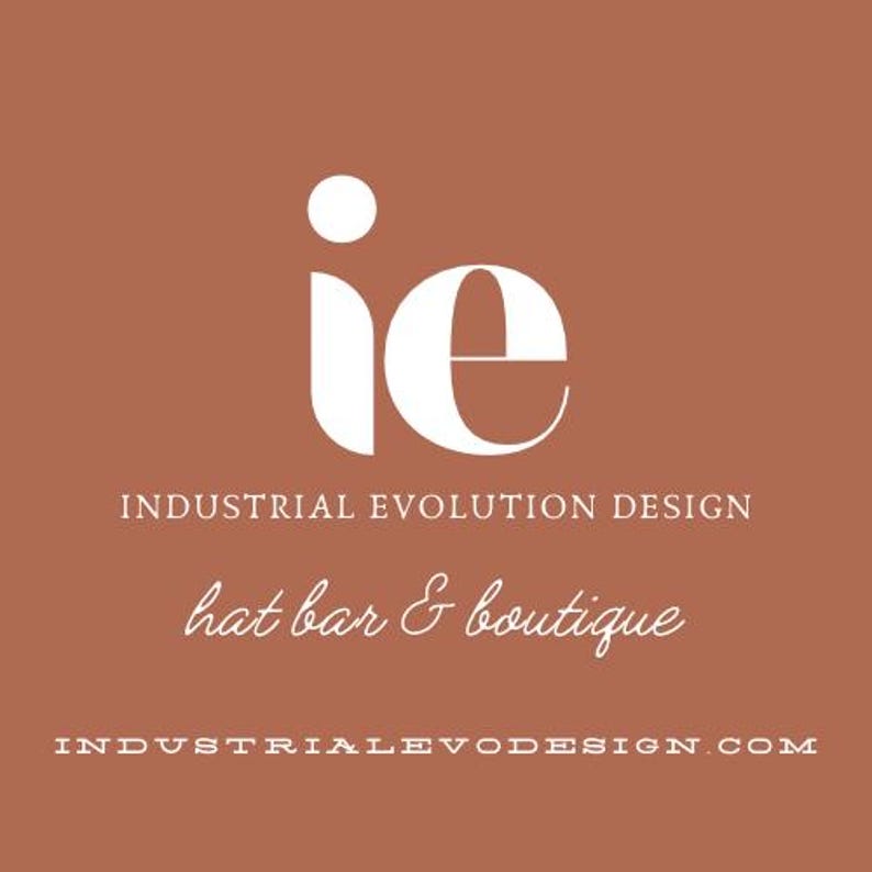 以下が含まれることがあります： 「Industrial Evolution Design」という帽子バーとブティックのロゴです。ロゴは白い「ie」で、「i」の上に円があります。「Industrial Evolution Design」というテキストはロゴの下にあり、「hat bar & boutique」というテキストはその下にあります。「INDUSTRIALEVODESIGN.COM」というテキストはロゴの一番下にあります。