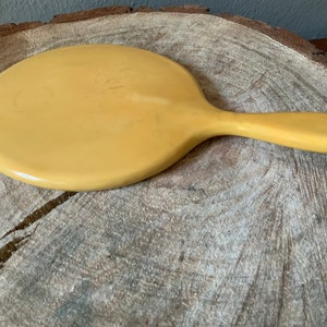 Espejo de mano biselado de celuloide amarillo de los años 60