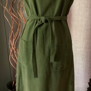 Vintage Green Velveteen Sleeveless Dress with front pockets and belt