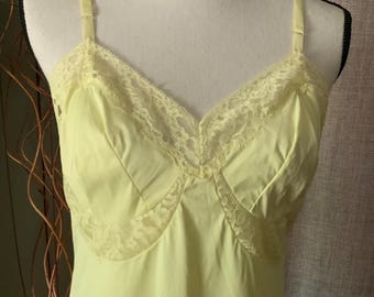 Slip Gaymode amarelo vintage da Penney's Full Nylon, tamanho 36 médio
