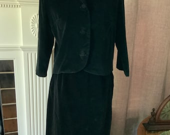 Traje de terciopelo negro de Carol Brent