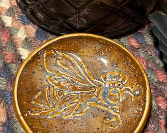 Bee and honeycomb dishes (round)