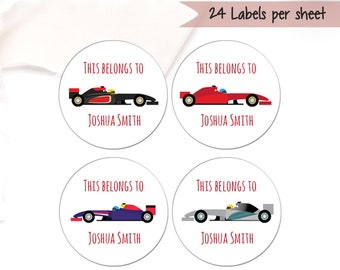 Appartiene a Etichette nome. Design di auto da corsa.  Adesivi personalizzati 24 x 45 mm.  Boys Name Tag per giocattoli e libri.  Etichette scolastiche.