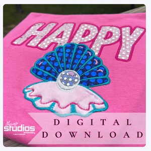 Op de afbeelding: Roze stof met het woord "HAPPY" in zilveren glitterletters. Daaronder een blauw-wit schelpmotief met een parel. De tekst "DIGITAL DOWNLOAD" staat onder het schelpmotief.