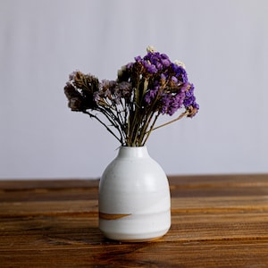 Vaso de cerâmica artesanal: grés bege, decoração minimalista