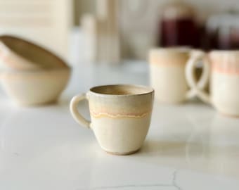 Taza de espresso inclinada - Taza de café de cerámica hecha a mano con asa - 3 oz