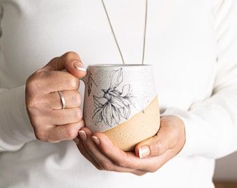 Tazza a forma di fiore - Bianca e screziata - Tazza da caffè in ceramica fatta a mano