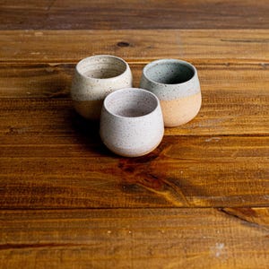 Handgefertigte Criss-Cross Espressotasse - Kleine Keramik Kaffeetasse oder Becher - Modernes Weiß Geschirr Geschenk