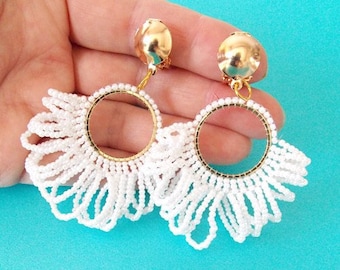 Boucles D'oreilles Clips Dorées Avec Cabochon Blanc Nacré - Modèle Imposant