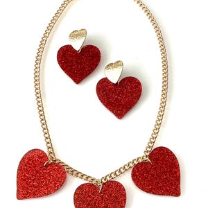 Conjunto de collar y pendientes con corazón de purpurina roja