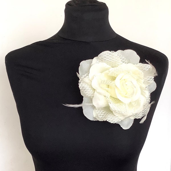 Broche grande fleur crème pour corsage de mariage