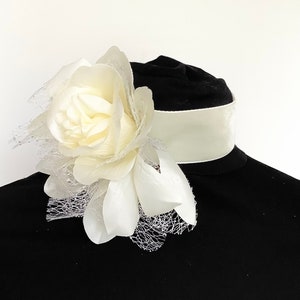 Big Cream Flower Velvet Choker