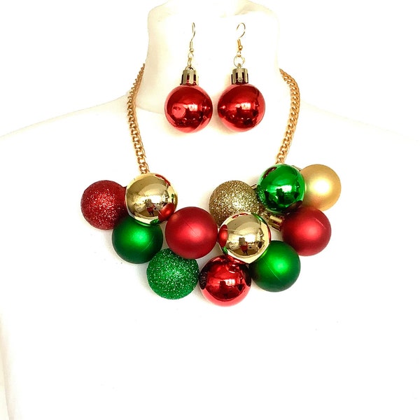 Ensemble amusant de collier et boucles d'oreilles décoratifs en forme de boule de Noël en or rouge et vert