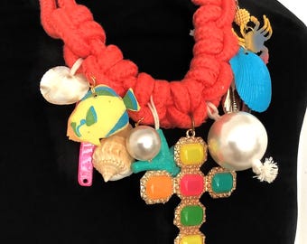 Masywny, ręcznie robiony naszyjnik z neonowym krzyżem, muszlą i życiem morskim